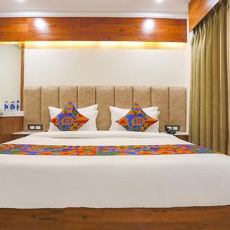 Fabhotel Golf Inn Golf Course Road คูร์เคาน์ ภายนอก รูปภาพ