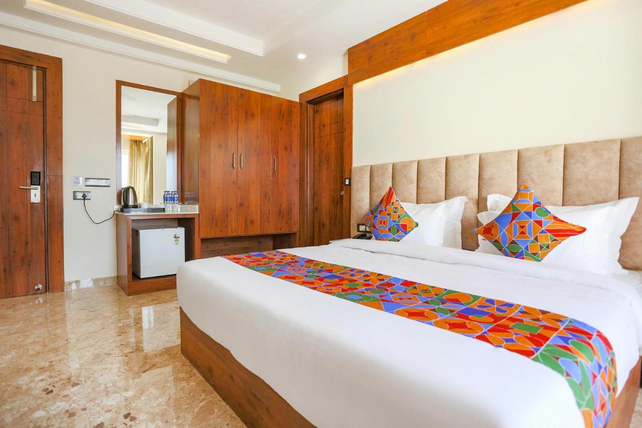Fabhotel Golf Inn Golf Course Road คูร์เคาน์ ภายนอก รูปภาพ