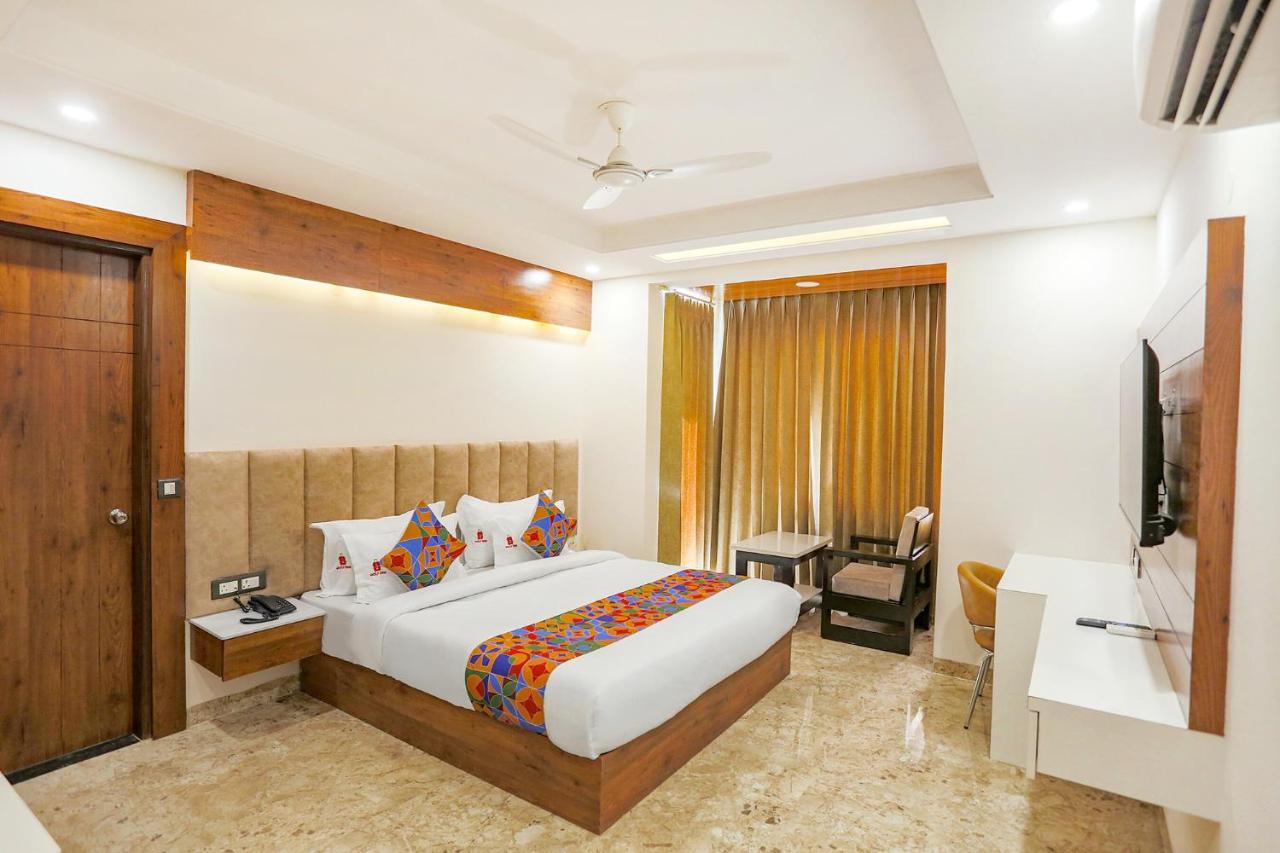 Fabhotel Golf Inn Golf Course Road คูร์เคาน์ ภายนอก รูปภาพ