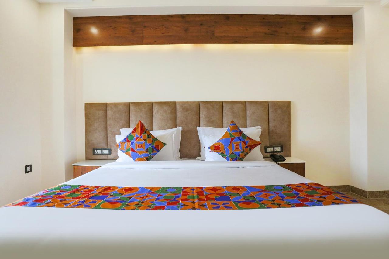Fabhotel Golf Inn Golf Course Road คูร์เคาน์ ภายนอก รูปภาพ