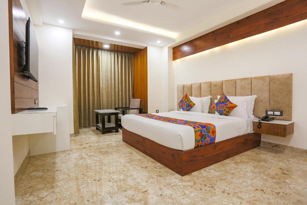 Fabhotel Golf Inn Golf Course Road คูร์เคาน์ ภายนอก รูปภาพ