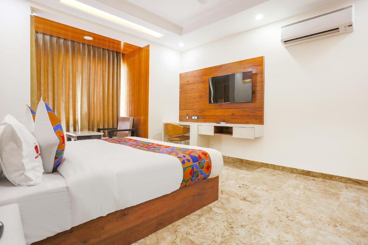 Fabhotel Golf Inn Golf Course Road คูร์เคาน์ ภายนอก รูปภาพ