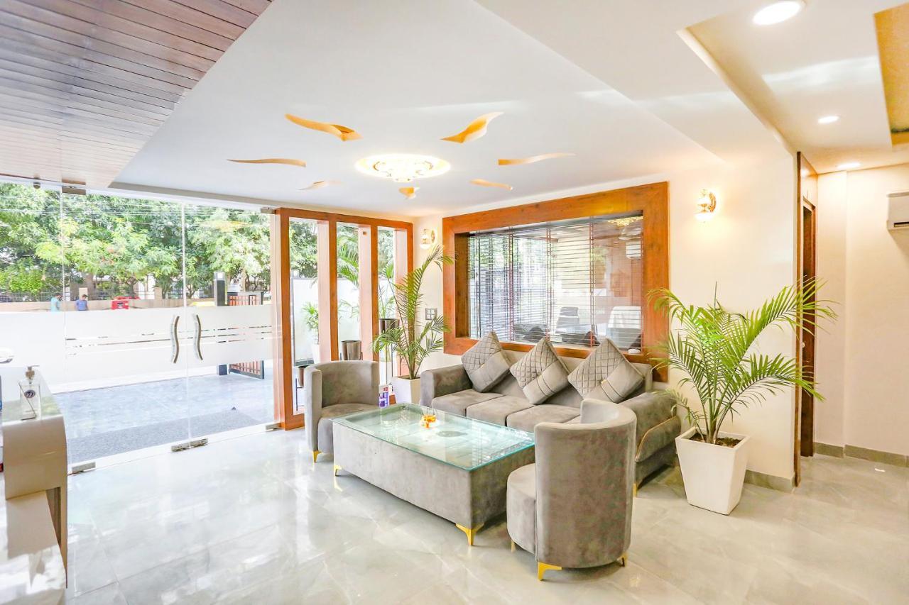 Fabhotel Golf Inn Golf Course Road คูร์เคาน์ ภายนอก รูปภาพ