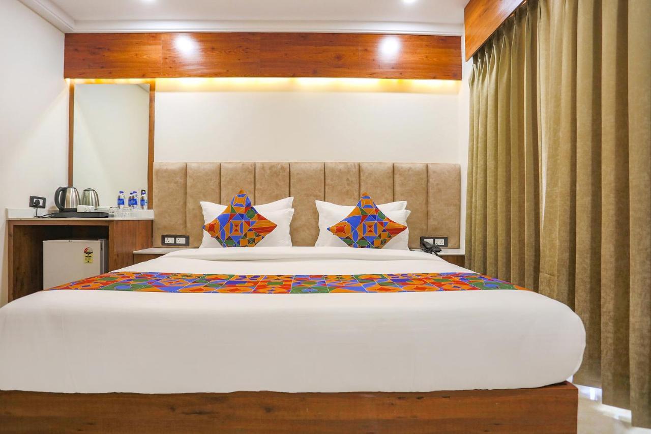Fabhotel Golf Inn Golf Course Road คูร์เคาน์ ภายนอก รูปภาพ