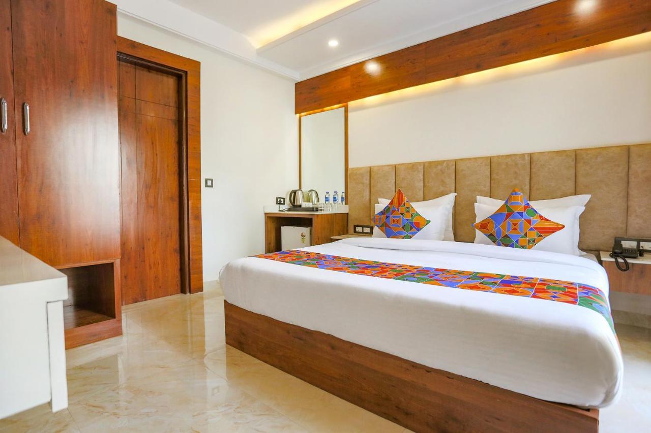 Fabhotel Golf Inn Golf Course Road คูร์เคาน์ ภายนอก รูปภาพ